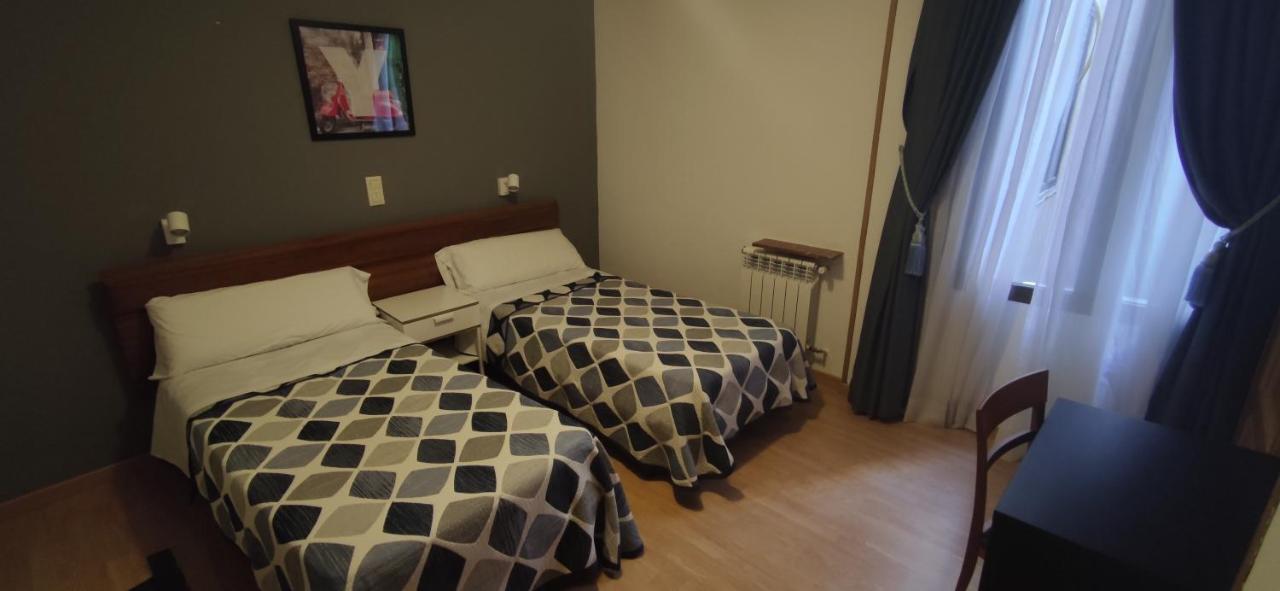 Hostal Felipe V Madrid Luaran gambar