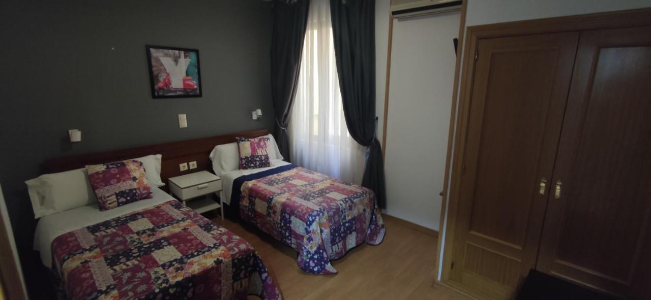 Hostal Felipe V Madrid Luaran gambar