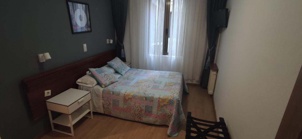 Hostal Felipe V Madrid Luaran gambar
