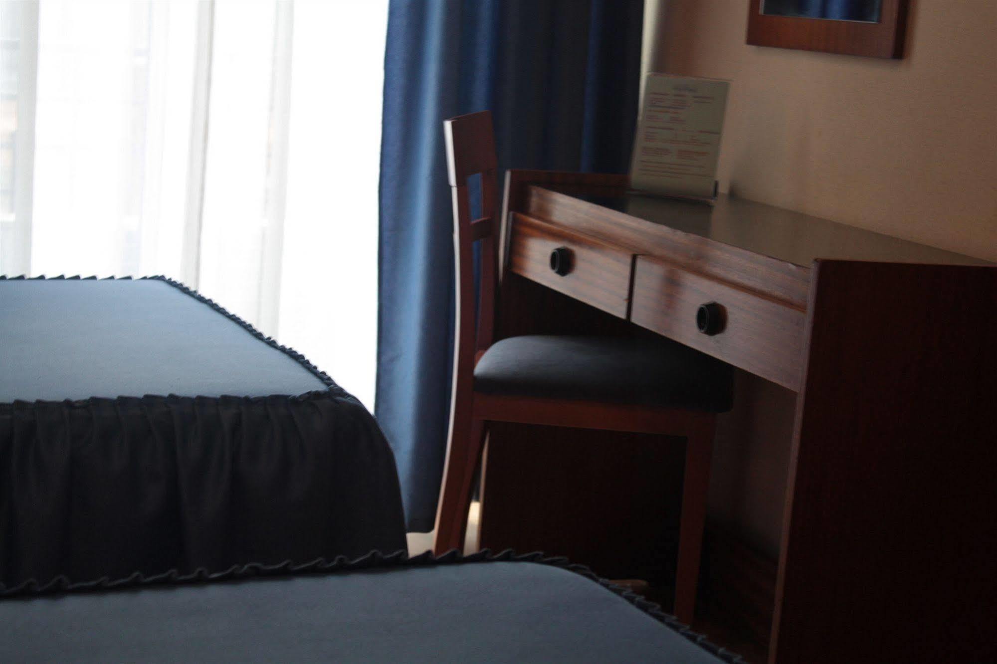 Hostal Felipe V Madrid Luaran gambar