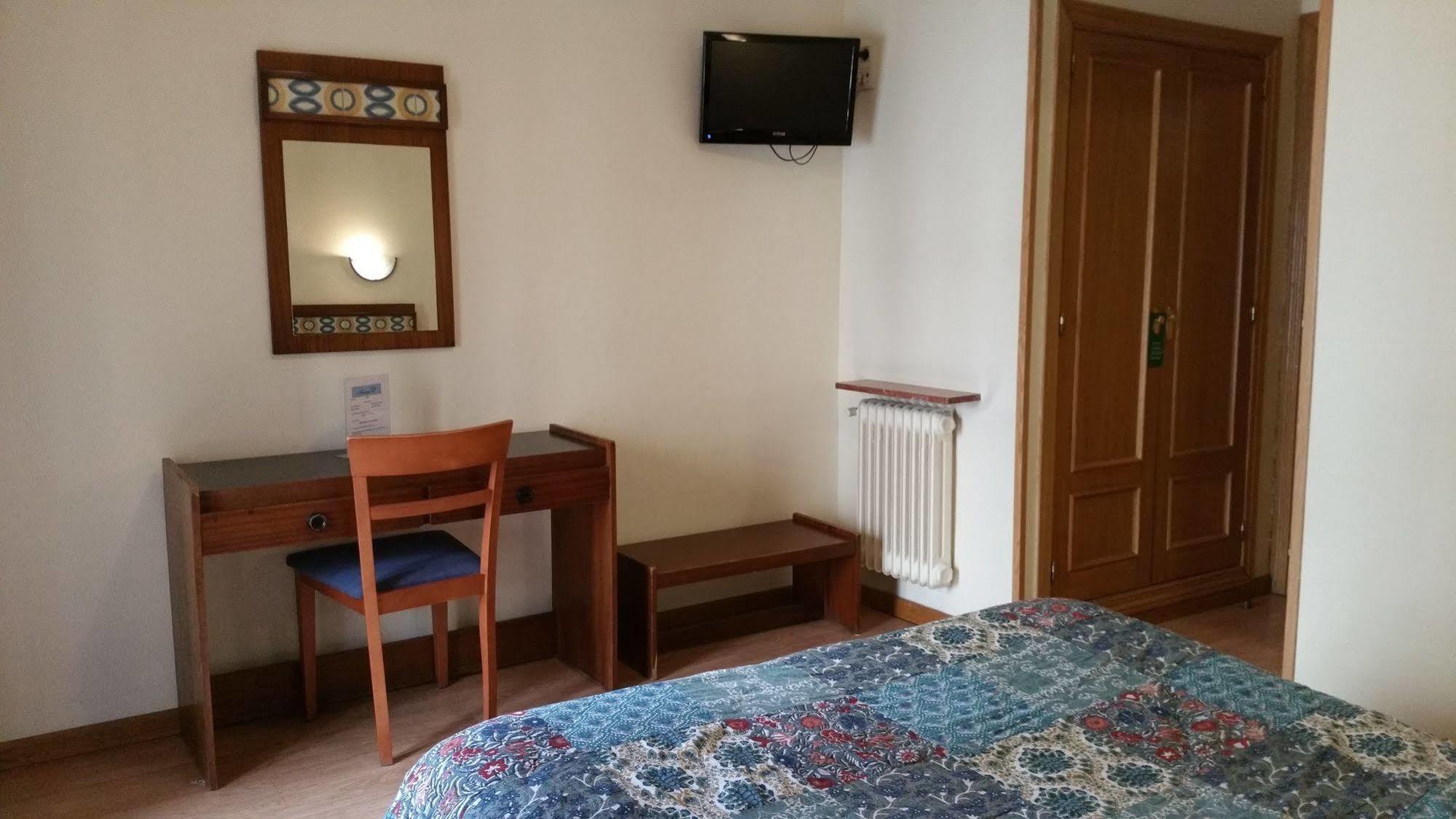 Hostal Felipe V Madrid Luaran gambar